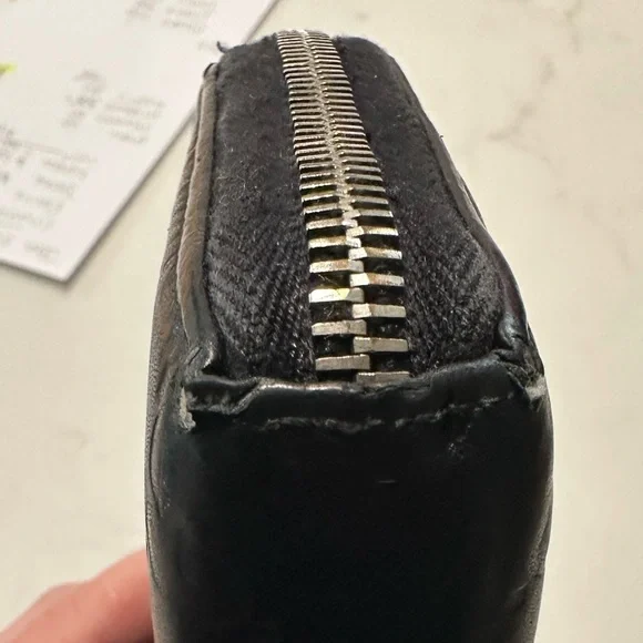 Gucci Black Embossed Wallet - Picture 3 of 9